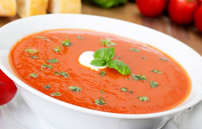 Κρύα σούπα με ντομάτα και κόκκινη πιπεριά